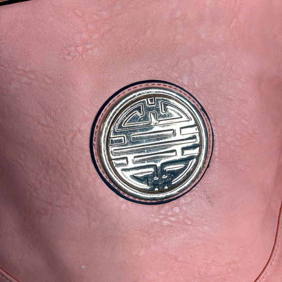 Brand new peach, colored leather like women’s purse with gold emblem - Picture 2 of 6